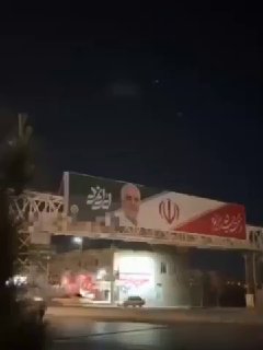 הנה גם פזשכיאן זוכה "לכבוד" הראוי לו, שלט חוצות הנושא את דיוקנו...