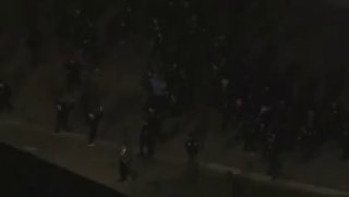 מדורו מוקף בעשרות סוכני DEA, ה-FBI ו-HSI בנמל התעופה הבינלאומי...