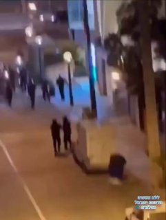 מפגין בשיראז משתמש בלהביור נגד קלגסי המשטר האיראני. 