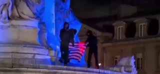 מפגינים בפריז שורפים את דגל ארה״ב, במחאה על התוקפנות נגד...