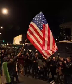 💢 מפגינים שרפו דגלי ארה״ב בהפגנות נגד טראמפ באתונה, יוון,...