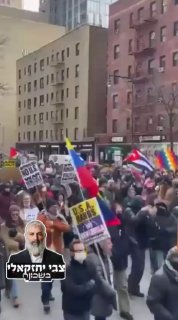 בניו יורק - צעדות מחאה לשחרורו של מדורו. ניתן לראות שאחד מן...