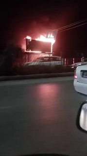 צעירים אמיצים במשהד שבאירן שורפים תמונות של חומייני 