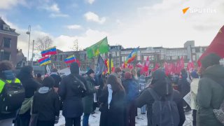 באמסטרדם, מאות בני אדם מחו נגד המתקפה על ונצואלה והפגינו מול...