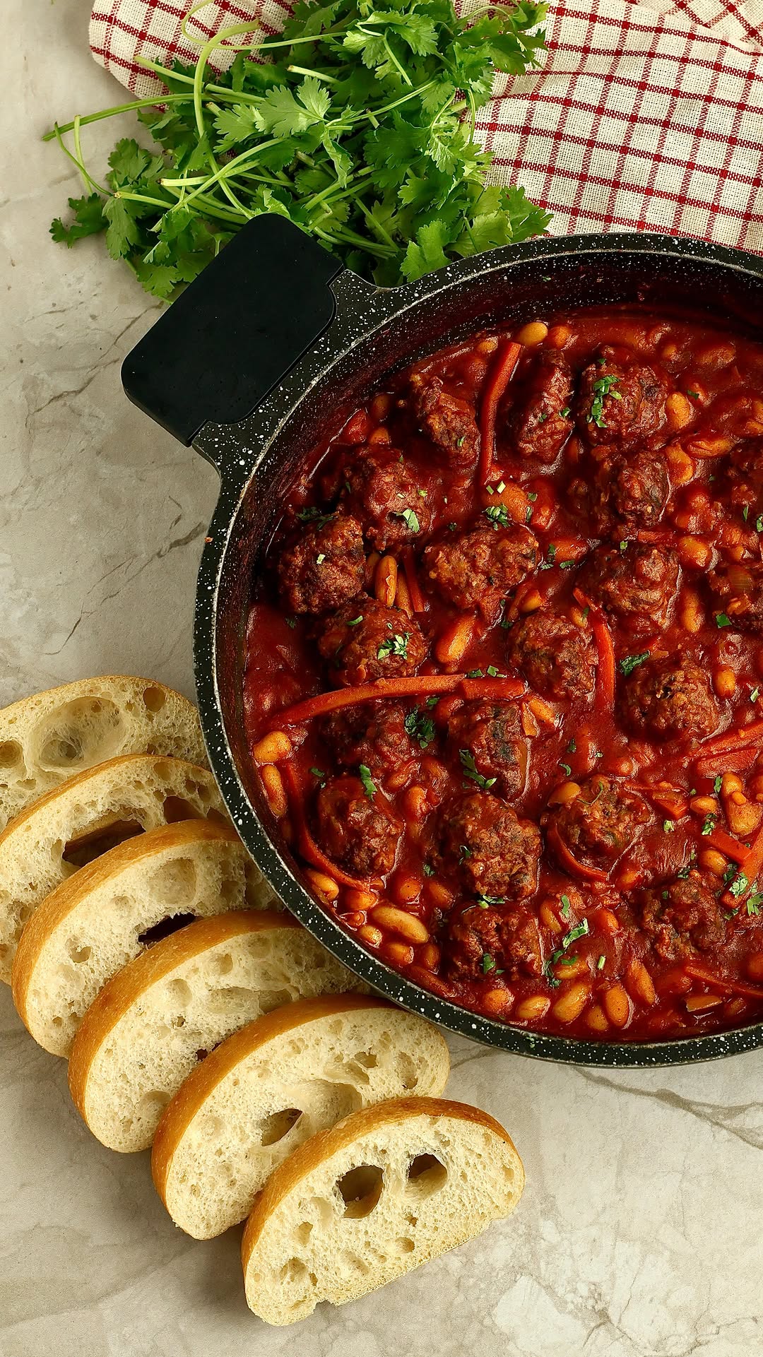 ⁨🍲 סיר קציצות בקר עם שעועית ברוטב אדום אמאלה ואבאלה איזה סיר...