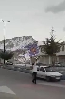 פרדנג׳אן, איראן : מפגין בודד נצפה צועד עם דגל קאויאני...