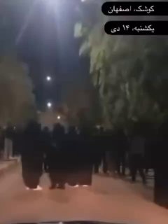 צפייה בהילוך איטי חושפת את מסלול הכדורים שעברו מעל ראשי ההמון...