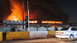 השריפה במפעל מהצהריים באיראן נמשכת. דור פ. בטלגרם 