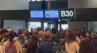 מפגינים פרו-פלסטינים חסמו נוסעים ישראלים בפתח המטוס: אירוע...