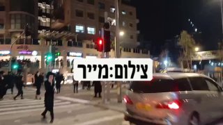 קשה לצפייה: נהג אוטובוס דרס מפגינים בירושלים. מספר פצועים...