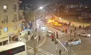 אחד מהפצועים מחוסר הכרה. לכוד מתחת לאוטובוס 