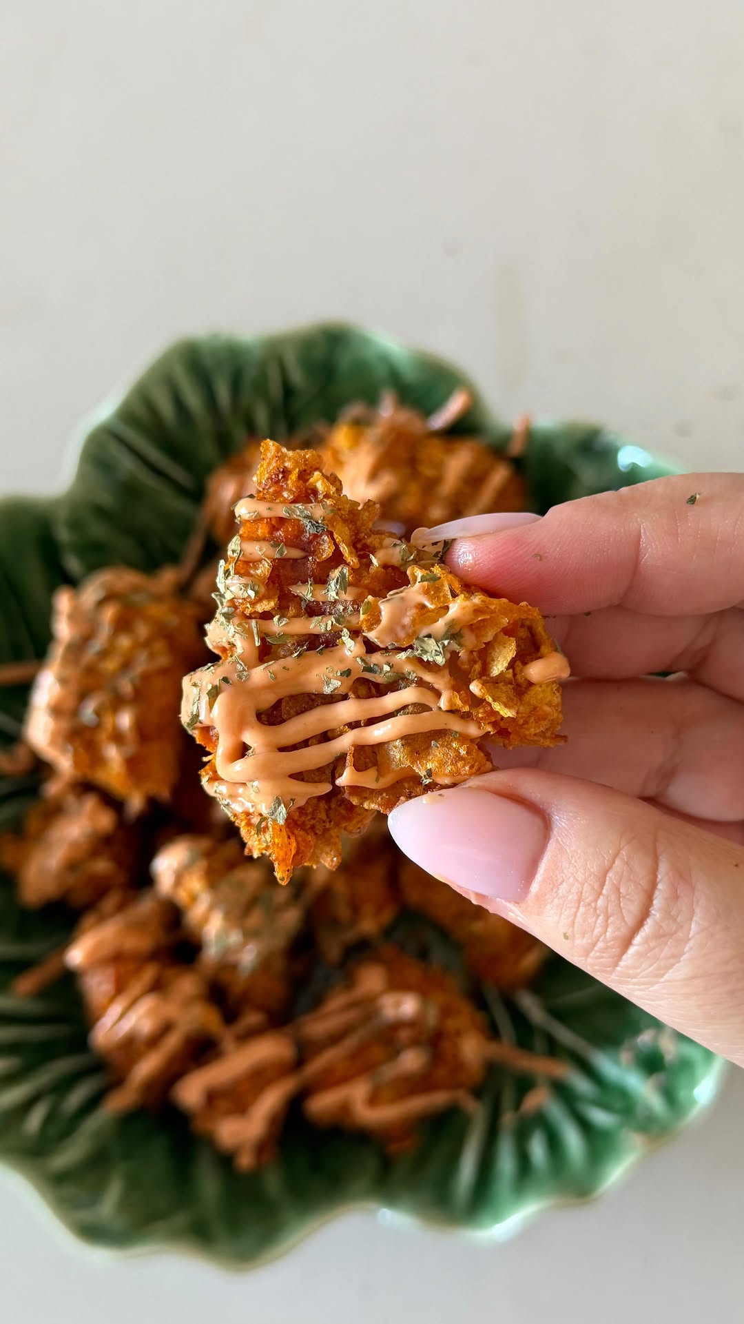 נגיסי כרובית בציפוי אקסטרה קראנצ׳י עם רוטב מושלם שהופך את...