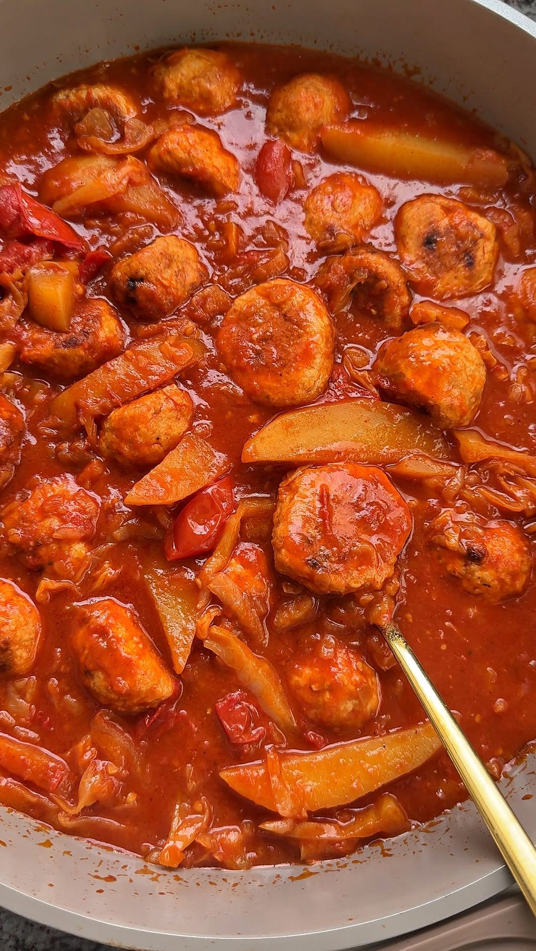 ⁨קציצות האלים! קציצות עוף ברוטב עגבניות עם תפוחי אדמה וכרוב...