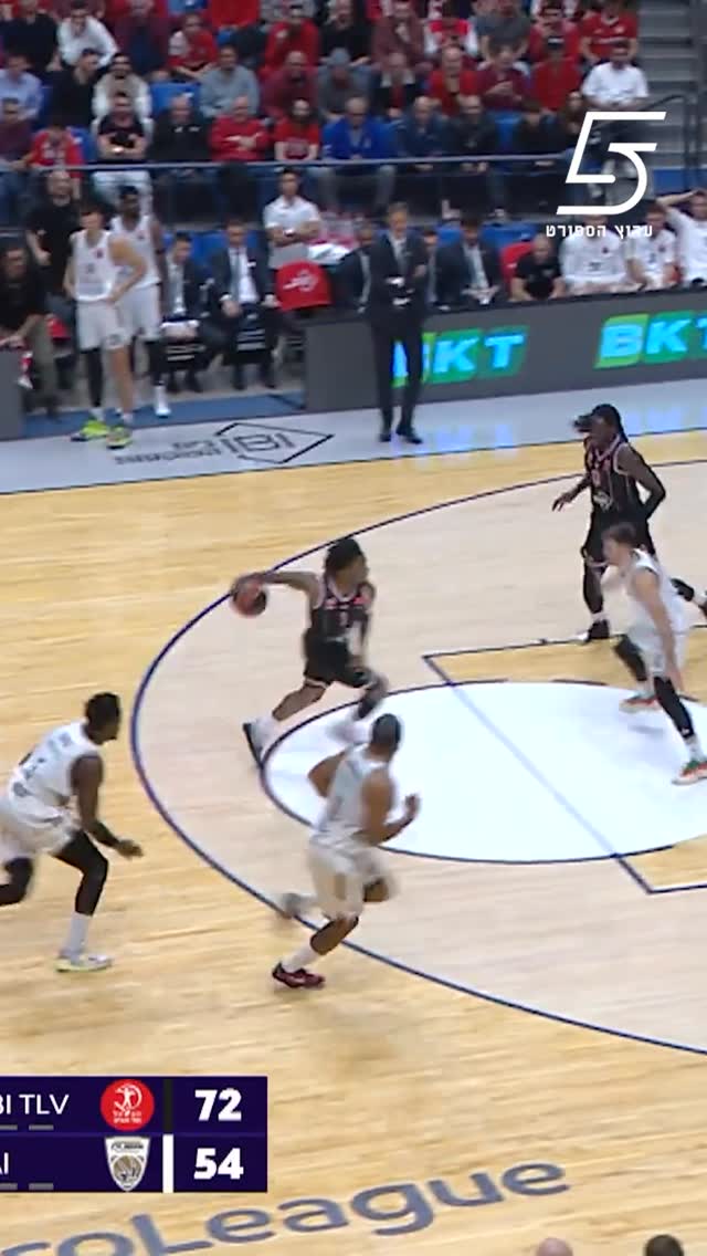 הטעה את כל ההיכל: איזה סל ענק של כריס ג'ונס 😱 