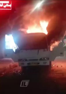 באילאם שבאיראן המפגינים הציתו רכב של אנשי בטחון של IRGC...