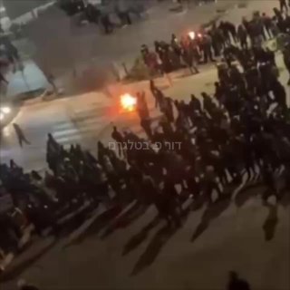 המונים חוסמים רחובות במשהד. על פי הדיווחים, תיעודים כאלה...