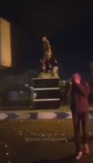 עוד פסל של קאסם סולימאני מושלך לרצפה במחוז פארס. דור פ. בטלגרם...