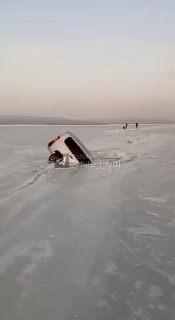 במזרח הרחוק של רוסיה, כמה דייגים איבדו את רכביהם בעקבות קריסת...