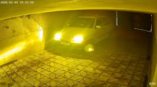 תיעוד | מפגינים נכנסים לביתו של קצין הבסיג' במרודשט ומציתים את...