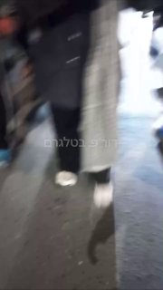 במהלך הפגנה אתמול בלילה, אישה זקנה שנפצעה בפניה, צועקת ״אני...