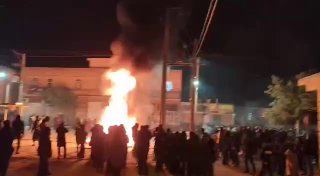 מפגינים שורפים תחנת משטרה בזרין דשט, פארס, כוחות הביטחון...