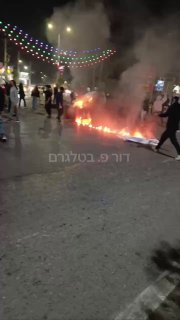 דגל איראן עולה באש. סחתיין על האיכות של הצילום, לא רגיל לזה...