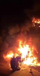 המפגינים שורפים מכוניות בטהראן 