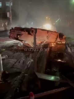 תיעוד של רכבים שרופים והפוכים באיראן. דור פ. בטלגרם 