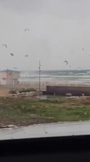 🚫🚫🚫תיעוד דרמטי מהאסון בחוף בבת ים: גולש הקייט עף למרחק של...