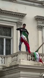 במהלך הפגנה מול שגרירות איראן בלונדון, אחד המפגינים החליף את...