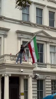 שגרירות איראן בלונדון: אזרח איראני תולש את דגל איראן...