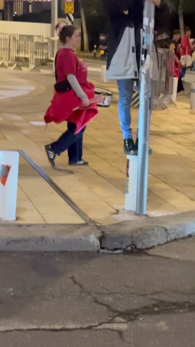 גברת למה את על עמוד? 