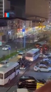 תיעוד של שוטרי בסיג' עוצרים אנשים ומכניסים אותם לאוטובוס...