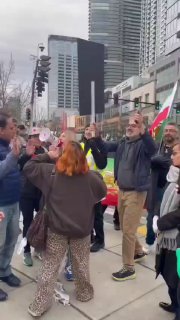 עימות בין תומכי הפלסטינים לאיראנים מתנגדי השלטון בהפגנה...