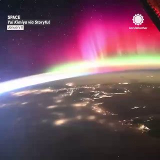 מראה אורות צפוניים מתחנת החלל הבינלאומית. 