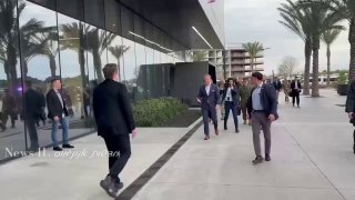 שר המלחמה פיט הגסת' מבקר בשעה זו את אילון מאסק במשרדי ספייסאקס...