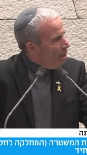 שטרן נגד ביסמוט ביסמוט לא נותן ל״אחים לנשק״ לדבר בוועדת חוץ...