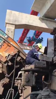 עשרות הרוגים בקריסת מנוף על רכבת בתיאלנד 