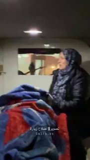 בתוך הקור וההריסות... אישה פלסטינית מתאבלת על אובדן בעלה לאחר...