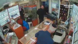 כבר אין בושה לאנשים.. גנב בחנות תכשיטים 