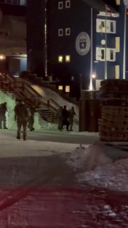 ט-דאאאם.. כוחות צבאיים צרפתיים נוחתים עכשיו באי גרינלנד....