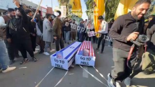 עיראק: הפגנת תמיכה באיראן מול שגרירות איראן בבגדד. 