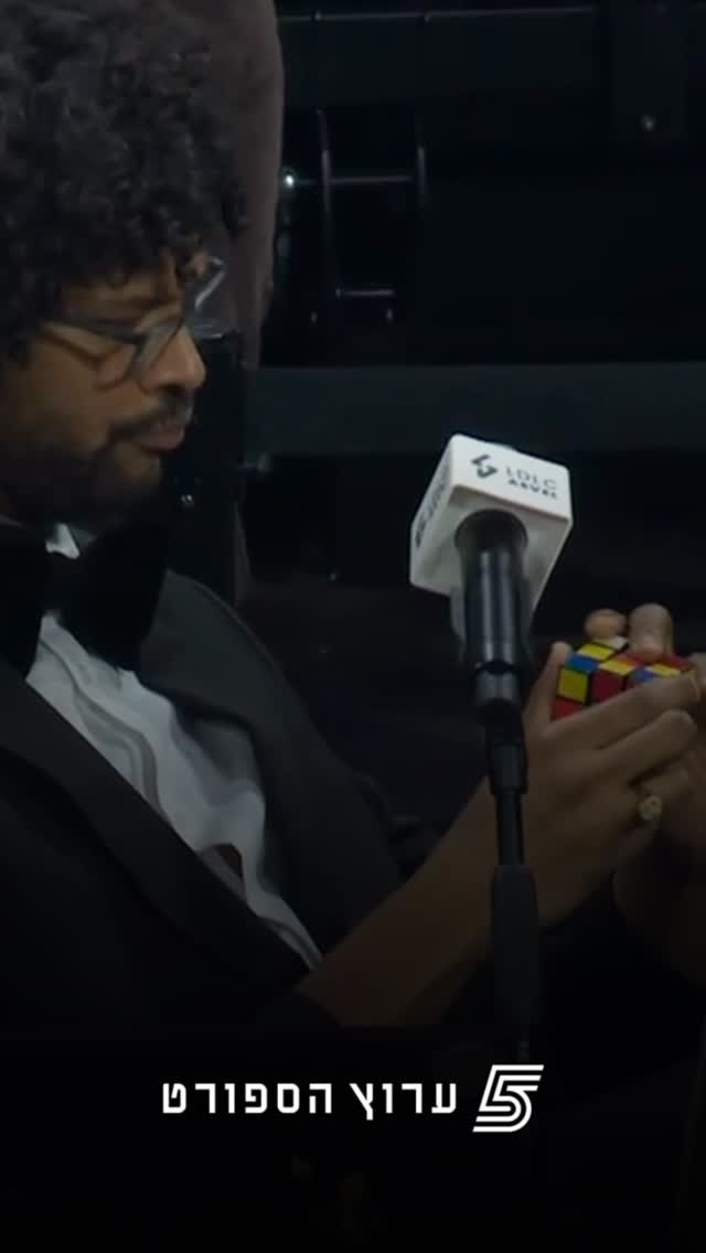 כזה דבר עוד לא ראינו 😂 באמצע המשחק של הפועל תל אביב הכרוז...