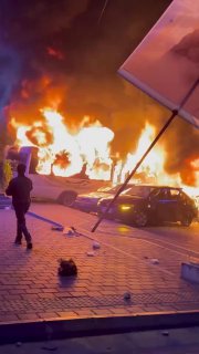 טהרן עדיין בוערת! סרטונים מציגים רכבי כוחות משטר בוערים בכיכר...