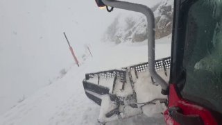 בסרטון - מפלסת השלג מפנה את דרכים בחרמון. צילום: אתר החרמון...