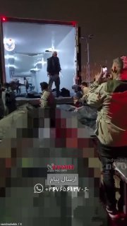 🔞משאית קירור מקבלת גופות של נהרגים בהפגנות לצורך העברה. נראה...