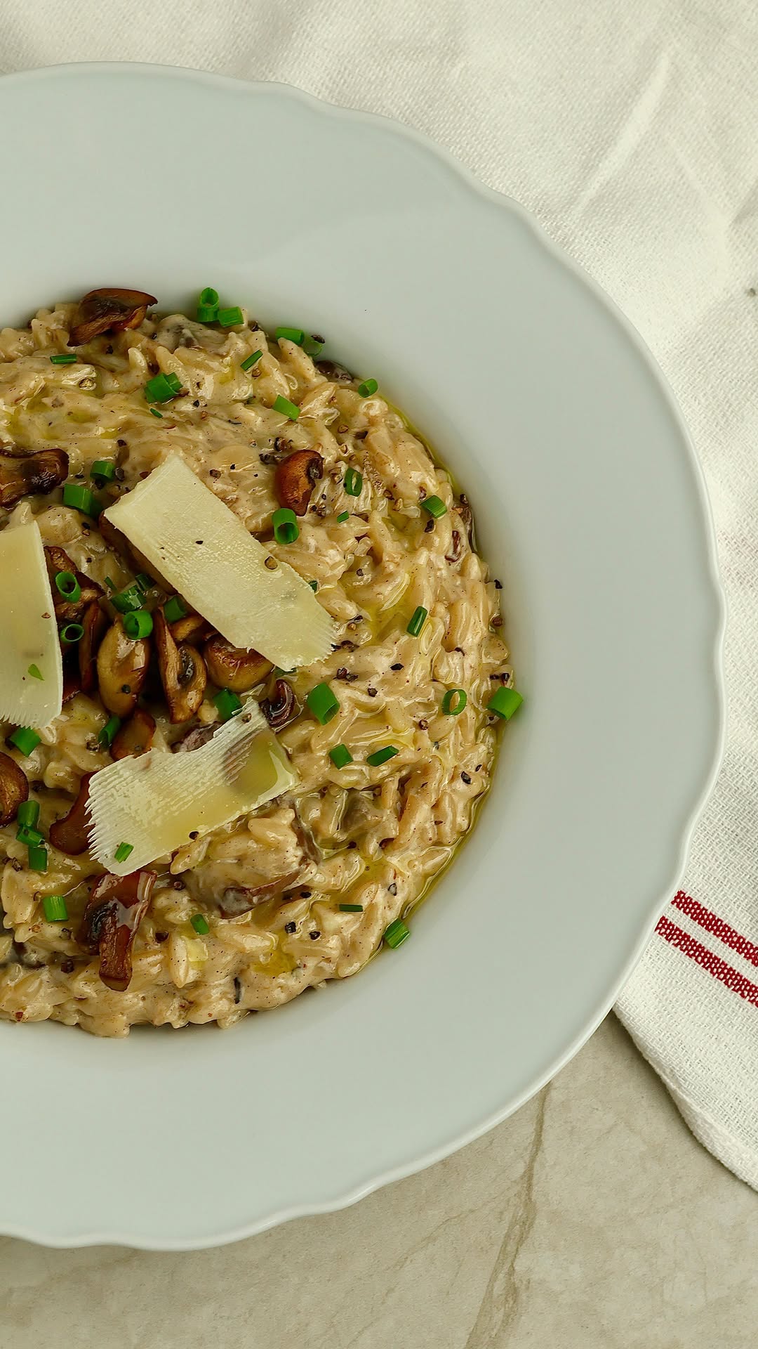 ⁨🤤 ריזוטו פתיתים ברוטב שמנת פטריות 🍄 מנה פשוטה, קלילה...