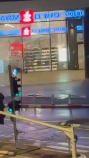 בלי בושה ובלי פחד באמצע הרחוב בבת ים! שני נערים שדדו את סניף...