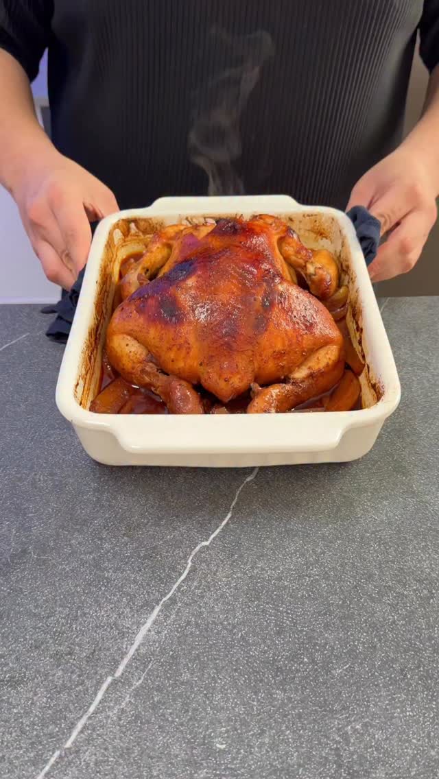 ⁨ 🍗 עוף שלם עם תפוחי אדמה בתבנית אחת 🍗 זה העוף שלכם לשבת! רך,...