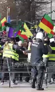 תיעוד מהפגנות פרו־SDF שהתקיימו אתמול בבריסל סמוך לפרלמנט...